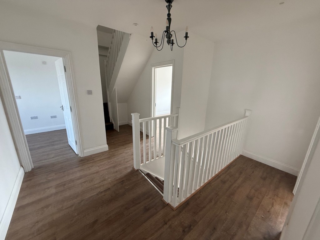 Lot: 166 - HOUSE WITH VERSATILE ACCOMMODATION - First floor landing